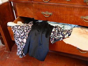 Grande lotto di abiti e lingerie d'epoca  - Asta Arredi e Dipinti dall'antica Fattoria Franceschini, in parte provenienti da Villa I Pitti - Digital Auctions