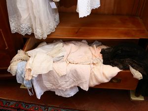 Grande lotto di abiti e lingerie d'epoca  - Asta Arredi e Dipinti dall'antica Fattoria Franceschini, in parte provenienti da Villa I Pitti - Digital Auctions