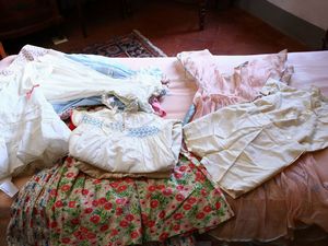 Grande lotto di abiti ed accessori per bambini  - Asta Arredi e Dipinti dall'antica Fattoria Franceschini, in parte provenienti da Villa I Pitti - Digital Auctions