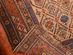 Due tappeti caucasici di vecchia manifattura  - Asta Arredi e Dipinti dall'antica Fattoria Franceschini, in parte provenienti da Villa I Pitti - Digital Auctions